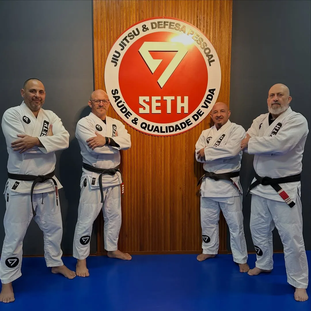 Professores da Seth Jiu-Jitsu Itinga reunidos na academia